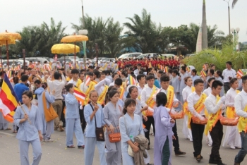 Chùm ảnh hàng ngàn người cung nghinh Xá lợi Phật tại TP. Vinh
