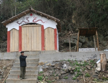 Lạ lùng  ngôi miếu ai "phạm" đều bị điên