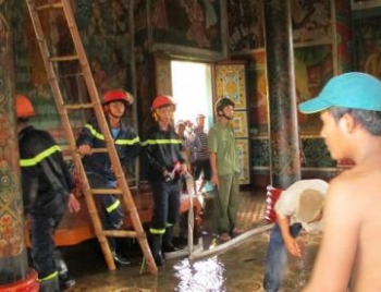 Hơn 300 người chữa cháy chùa