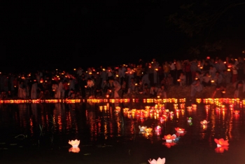 Hàng ngàn người tham dự hoa đăng Vu lan tại chùa Cổ Am Nghệ An