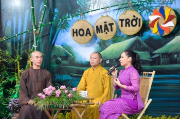 Ca sĩ Phật tử Phi Nhung tham gia chương trình Hoa Mặt Trời