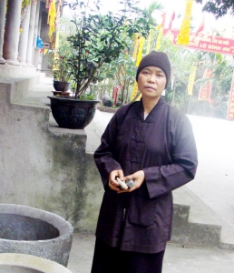 Chuyện lạ: Sư cô giữ núi nuôi khỉ như con ở Hải Dương