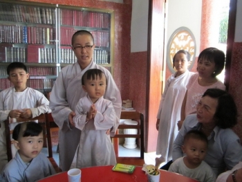 Ban Từ Thiện Xã Hội PG tỉnh Khánh Hòa tặng quà nhân mùa PĐ PL. 2557