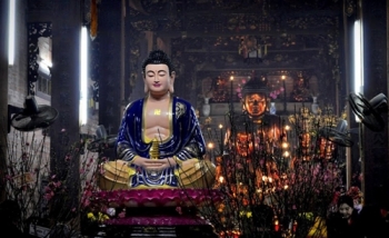 Pho 'tượng lạ' - Chuyện đầu năm trong chánh điện