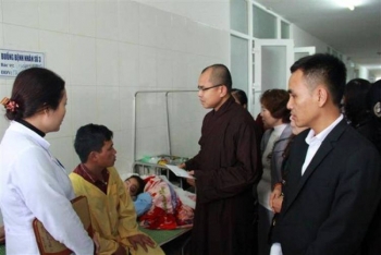 Tặng quà  cho cô bé Vừ Y Gồ dân tộc H'mông bị căn bệnh quái ác