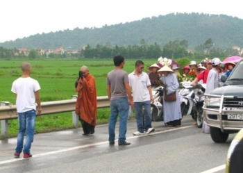 Chức sắc PG lên tiếng về hành vi của nhóm tháp tùng nhà sư "nhất bộ nhất bái"