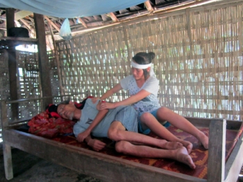 Bé gái lớp 7 nuốt nước mắt nhìn bố mẹ chết mòn vì bệnh tật