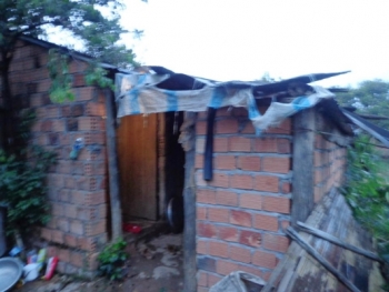 Thương tâm hoàn cảnh bà bệnh nuôi cháu trong căn nhà dột nát