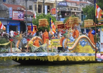 Cắt hủy, loại bỏ xe rước Phật - Không nên quan trọng hóa vấn đề (?)