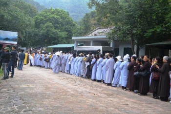 Chùm ảnh: Hàng ngàn Phật tử chào đón đại đức Thích Tâm Mẫn tại Yên Tử