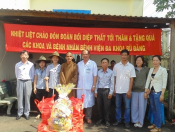 Bối Diệp Thất thăm và tặng quà tại BV Bù Đăng