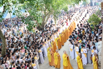 Hàng ngàn người về chùa Hoằng Pháp tham dự Đại lễ Vu Lan