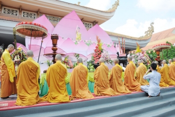 Hàng ngàn người về dự lễ Phật đản tại chùa Hoằng Pháp