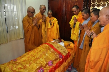 Xúc động cung thỉnh nhục thân cố Đại lão HT Thích Diệu Tâm nhập kim quan