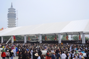 Hàng ngàn người  dự lễ cầu siêu nạn nhân tử vong vì TNGT tại chùa Bái Đính