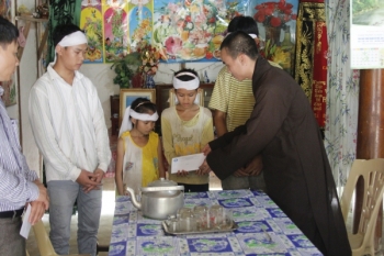 Tấm lòng của những người con Phật đã đến với sáu đứa trẻ mồ côi