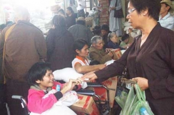 Hà Tĩnh: Chùa Xá Lợi tặng quà cho các hộ khó khăn