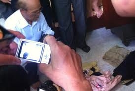 Video nhiều nhà khoa học tận mắt chứng kiến bé gái làm tủ quần áo bốc cháy