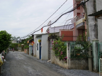 Vận động treo cờ mùa Phật Đản: Có những sự cô đơn đáng trân trọng