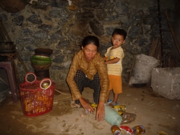 Đắng lòng cảnh 3 mẹ con, bà cháu sống trong nhà kho chứa muối