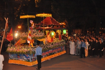 Chùm ảnh đường phố Hà Nội tưng bừng mừng đêm Phật đản