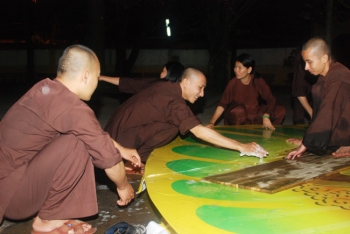 Mồ hôi ướt đẫm áo nâu sòng...!