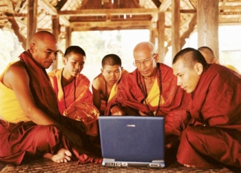 Phản cảm người tu sử dụng... đồ hiệu