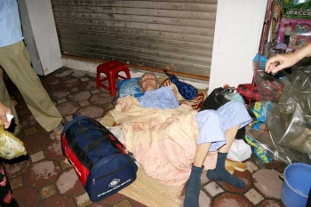 Đẩy bố chồng ốm ra nằm vỉa hè, con dâu nói gì?