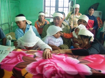 Nước mắt đau thương của goá phụ trẻ và hai đứa con thơ trong lũ