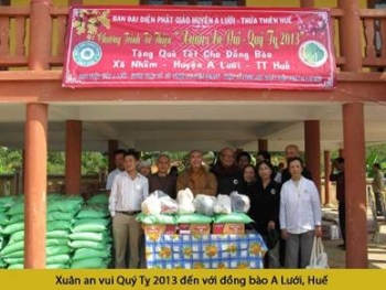 Thừa Thiên Huế: Chùa Phú Lâu tặng quà tết cho đồng bào xã Nhâm huyện Alưới