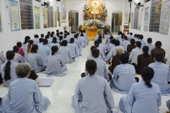 TT Thích Chân Tính truyền trao Tam quy ngũ giới tại chùa Phú Pháp