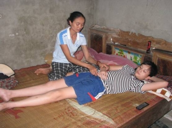 Nghệ An: Đắng lòng một gia đình nghèo có con trai bị u não, chồng bị suy gan