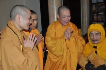 Tăng Ni PG Hà Nội kính lễ Tổ sư, đỉnh lễ Đức Pháp Chủ