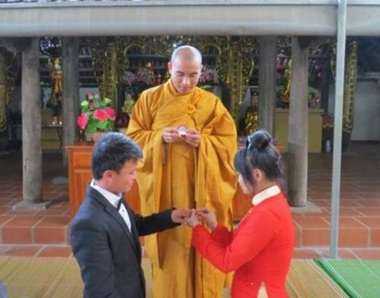 Đôi bạn trẻ tổ chức lễ hằng thuận tại chùa