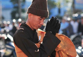 Video Đại đức Thích Tâm Mẫn“nhất bộ nhất bái” chỉ cách Yên Tử khoảng 35km