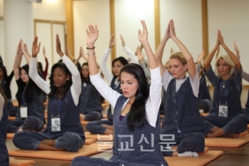 Hàn Quốc :Thí sinh Hoa hậu Châu Á Thái Bình Dương vào Chùa tu học