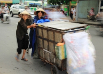 Vô cảm, bệnh ′mạnh ai nấy sống′ thời hiện đại