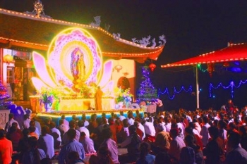 Chùa Ninh Tảo lung linh hoa đăng đêm vía Bồ tát Quán Thế Âm