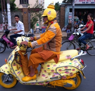 Sư già diện thời trang không phải người tu