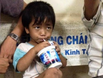 Giải cứu cháu bé 3 tuổi bị ép đi ăn xin, bạo hành