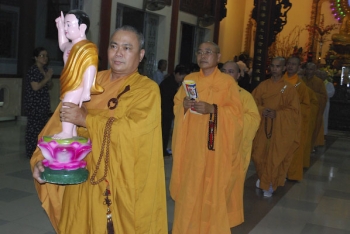 Chùm ảnh: Chùa Từ Tân hàng ngàn người dự lễ tắm Phật