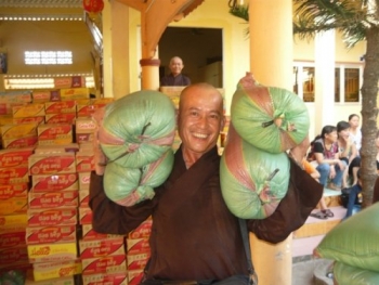 Phật giáo Hàm Tân thăm và tặng quà đồng bào nghèo.