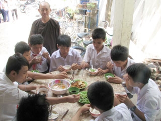 Những đứa trẻ vô thừa nhận ở chùa