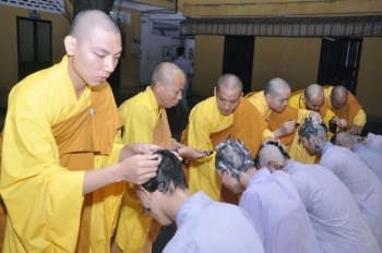Lễ thế phát xuất gia tại chùa Hoằng Pháp