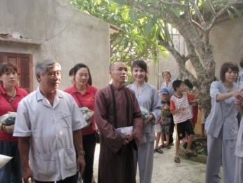 Ban Giáo thọ thiền viện Sùng Phúc cứu trợ đồng bào vùng lũ Hoàng Mai