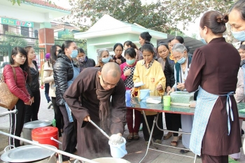 Chùa Phúc Thành phát cháo miễn phí cho bệnh nhân bệnh viện Ung bướu Nghệ An