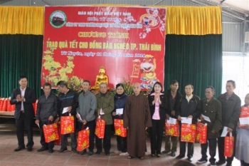 Chùa Từ Xuyên phát quà Tết cho các gia đình chính sách TP Thái Bình