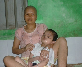 Đạp xích lô toé máu nuôi con bệnh não, vợ ung thư