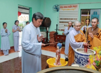 Lãnh đạo xã  Đức Hòa Đông, Long An - Đi chùa phải có giấy phép?