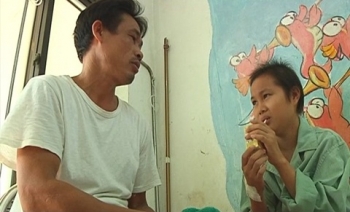 Tận cùng nỗi đau ở gia đình cả 3 bé thơ ung thư máu